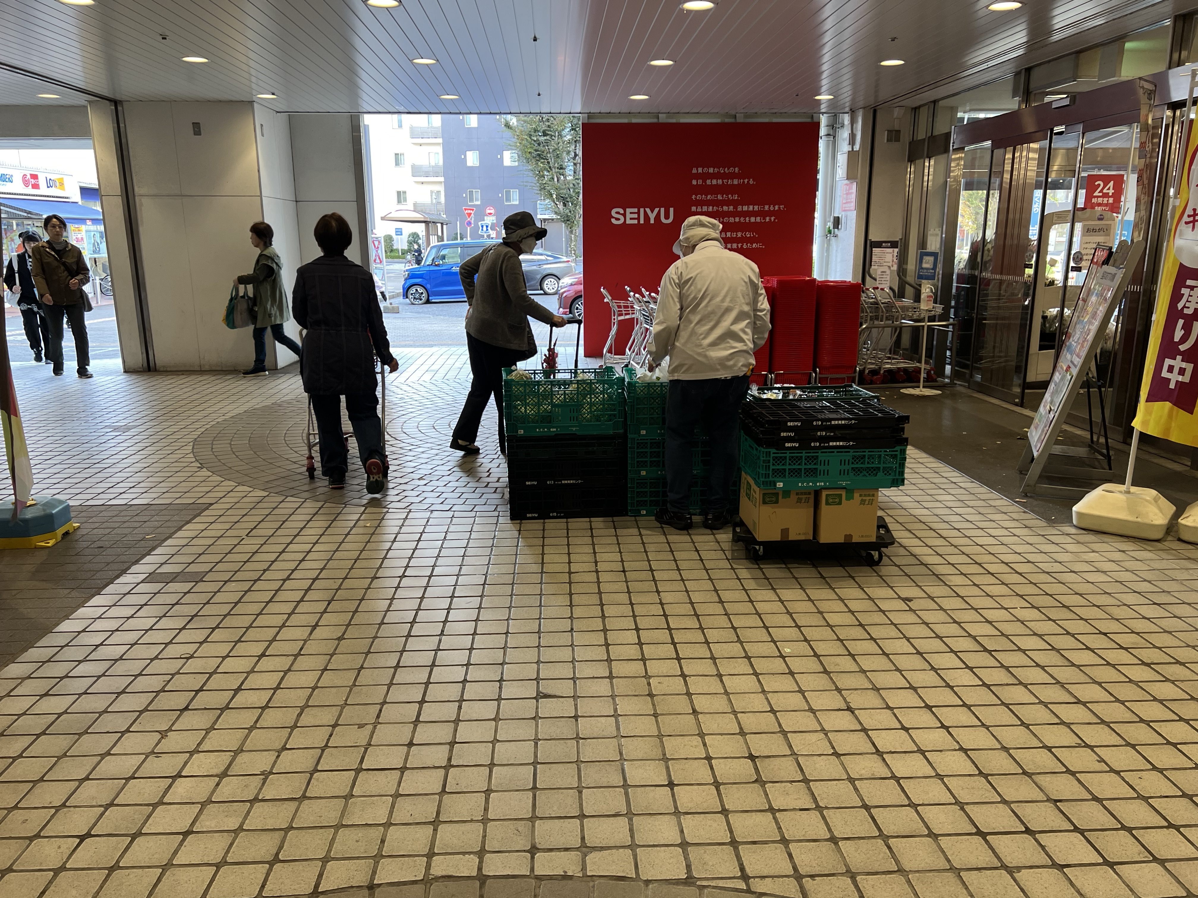 【西友　新所沢店】1F店頭 軒先入口横 (屋根あり)　プロモーション用途や物販、食物販のポップアップストアに最適なスーパーの屋外催事イベントスペース