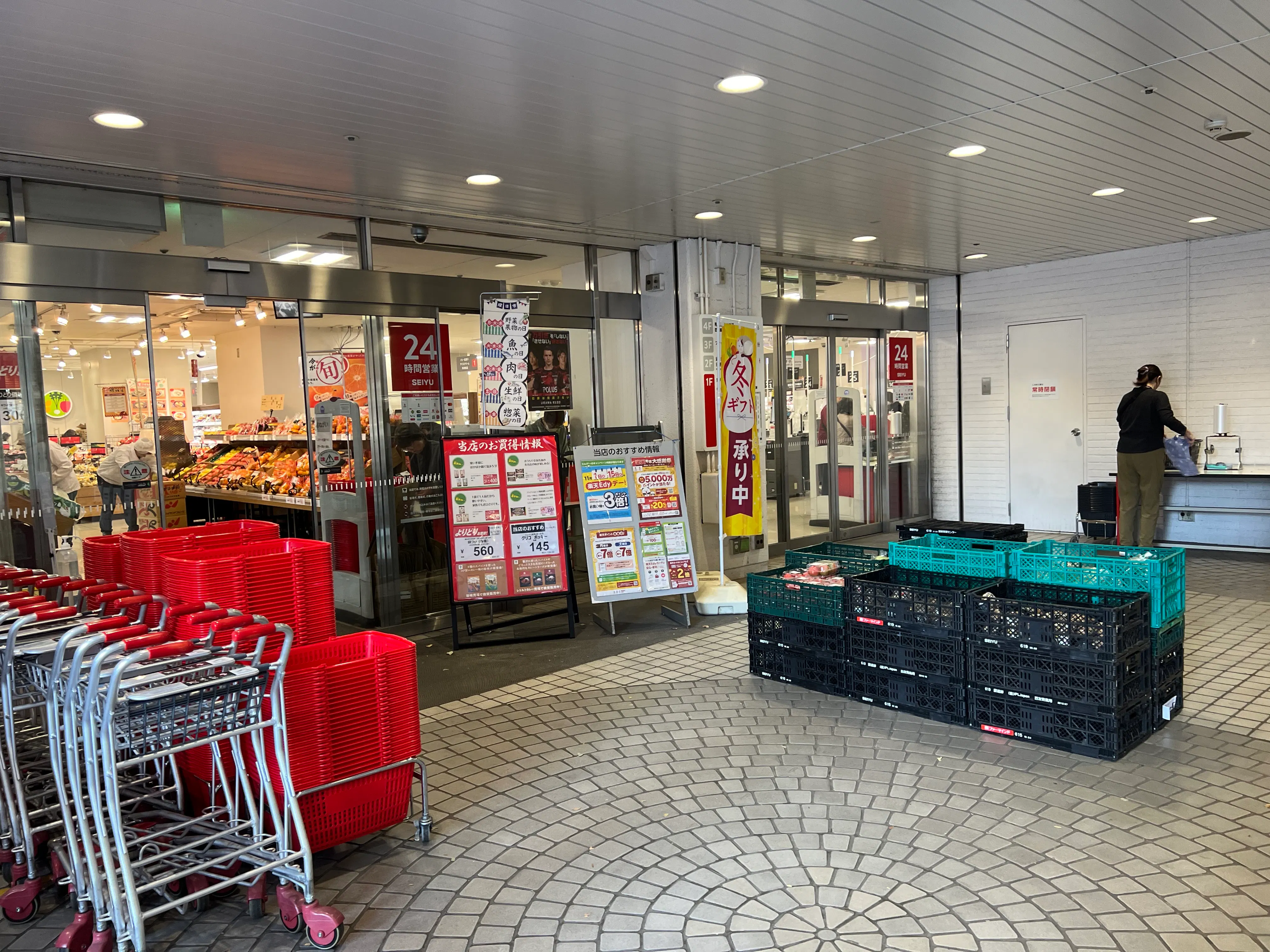 【西友　新所沢店】1F店頭 軒先入口横 (屋根あり)　プロモーション用途や物販、食物販のポップアップストアに最適なスーパーの屋外催事イベントスペース