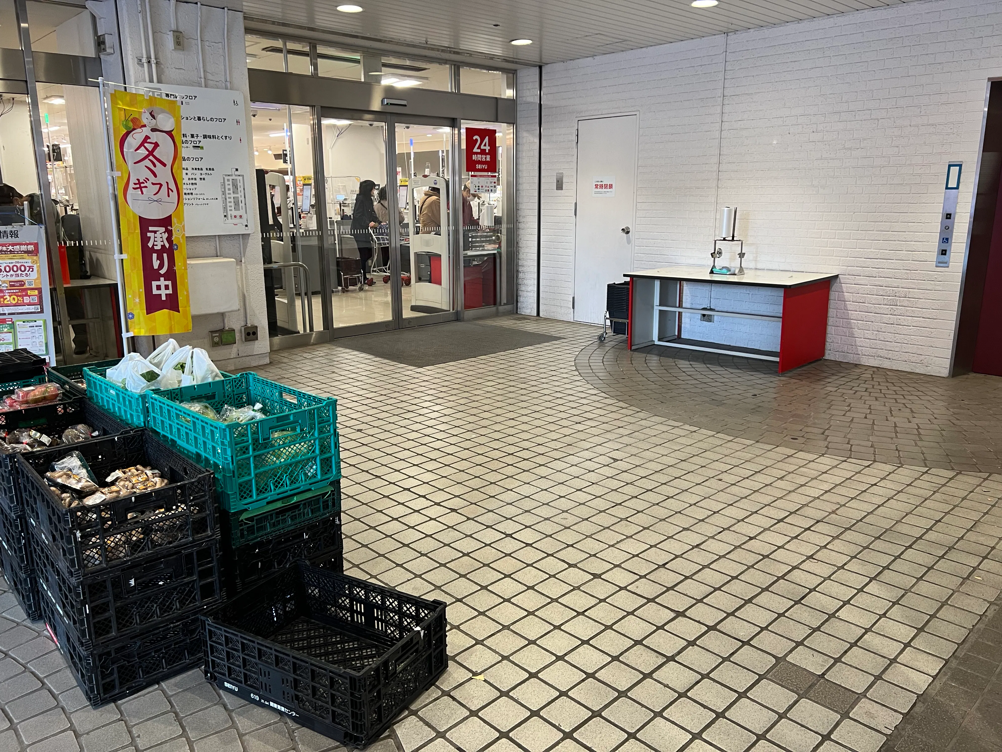 【西友 新所沢店】1F店頭 軒先入口横 (屋根あり) プロモーション用途や物販、食物販のポップアップストアに最適なスーパーの屋外催事イベントスペース