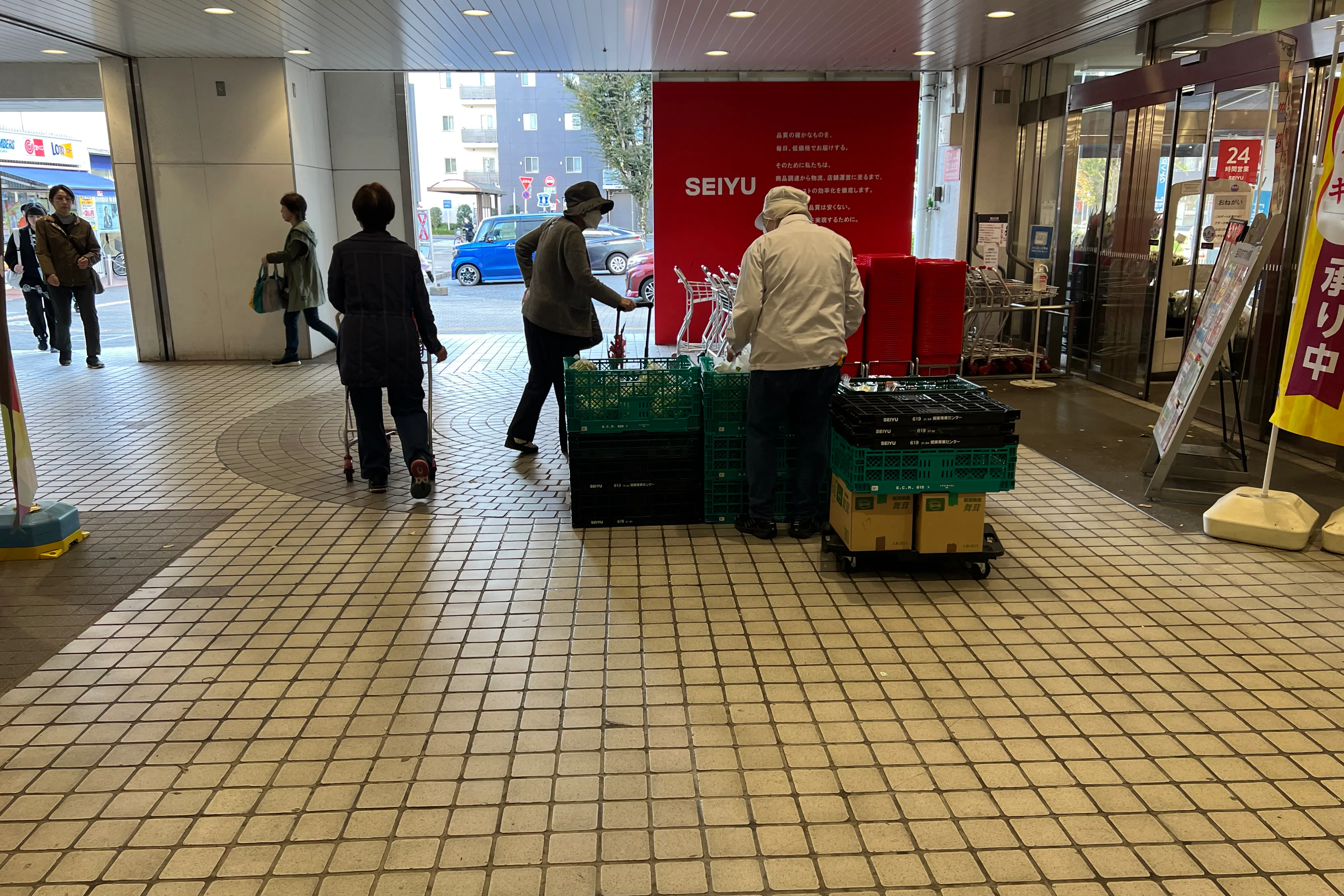 【西友 新所沢店】1F店頭 軒先入口横 (屋根あり) プロモーション用途や物販、食物販のポップアップストアに最適なスーパーの屋外催事イベントスペース
