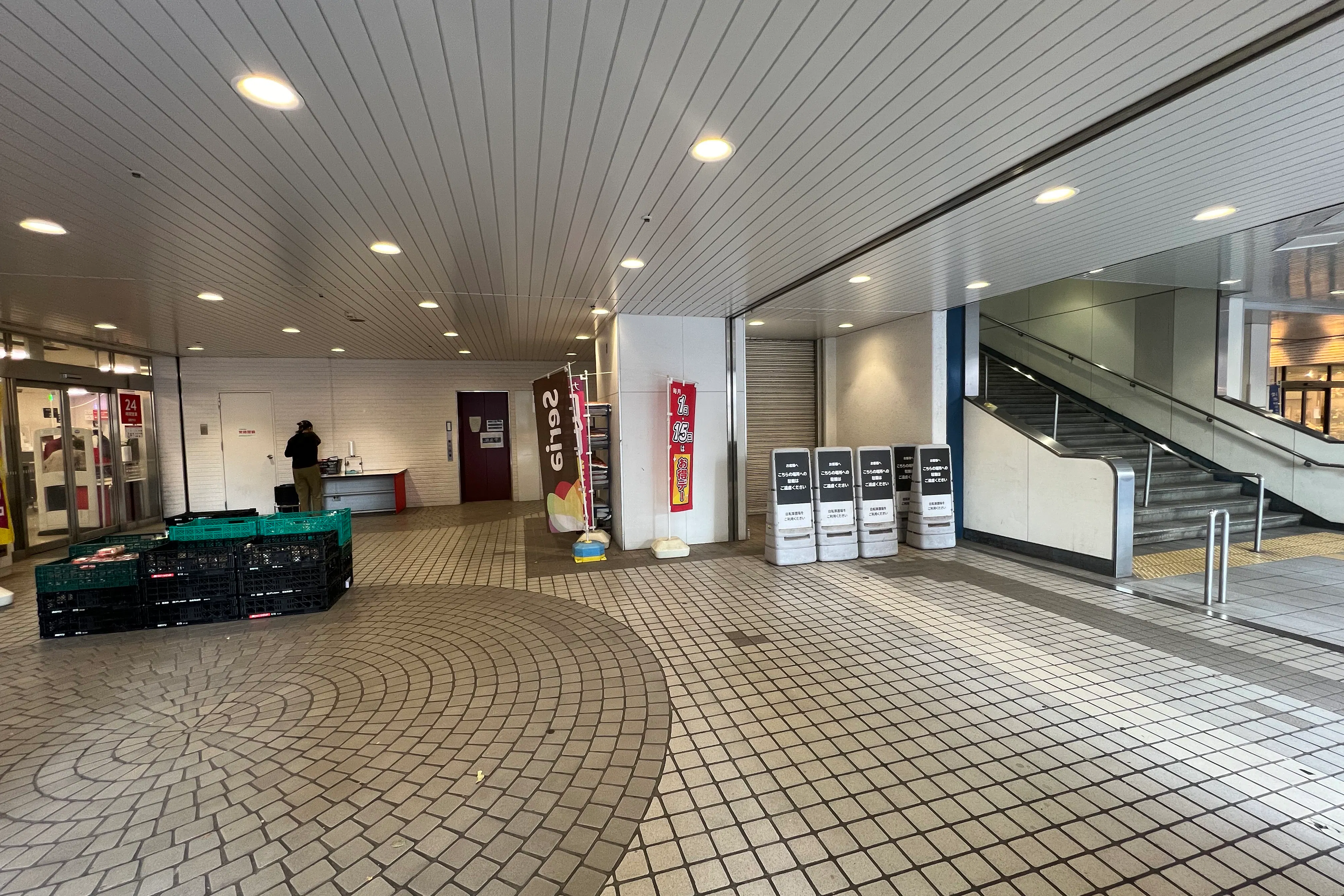 【西友 新所沢店】1F店頭 軒先入口横 (屋根あり) プロモーション用途や物販、食物販のポップアップストアに最適なスーパーの屋外催事イベントスペース