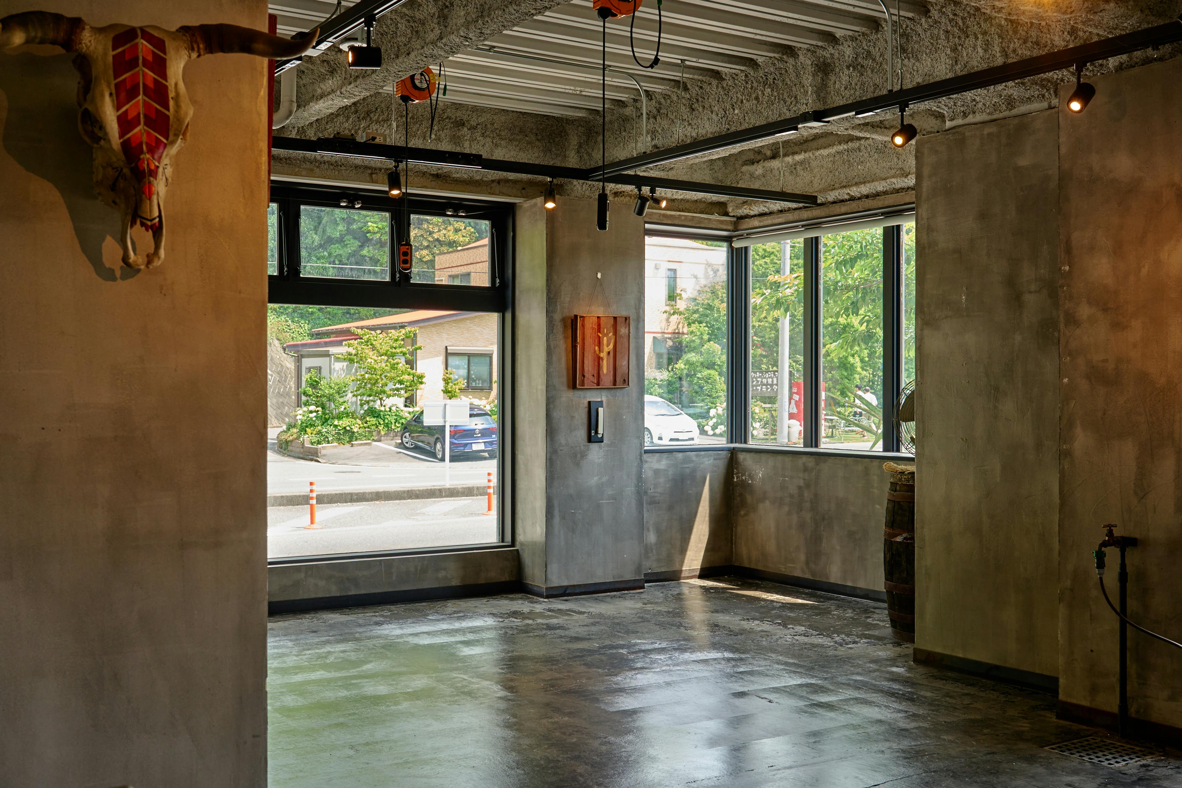 【木更津市】アパレル・アート系の展示会や撮影会等に最適なカリフォルニアインダストリアルスタイルが特徴なレンタルスペース