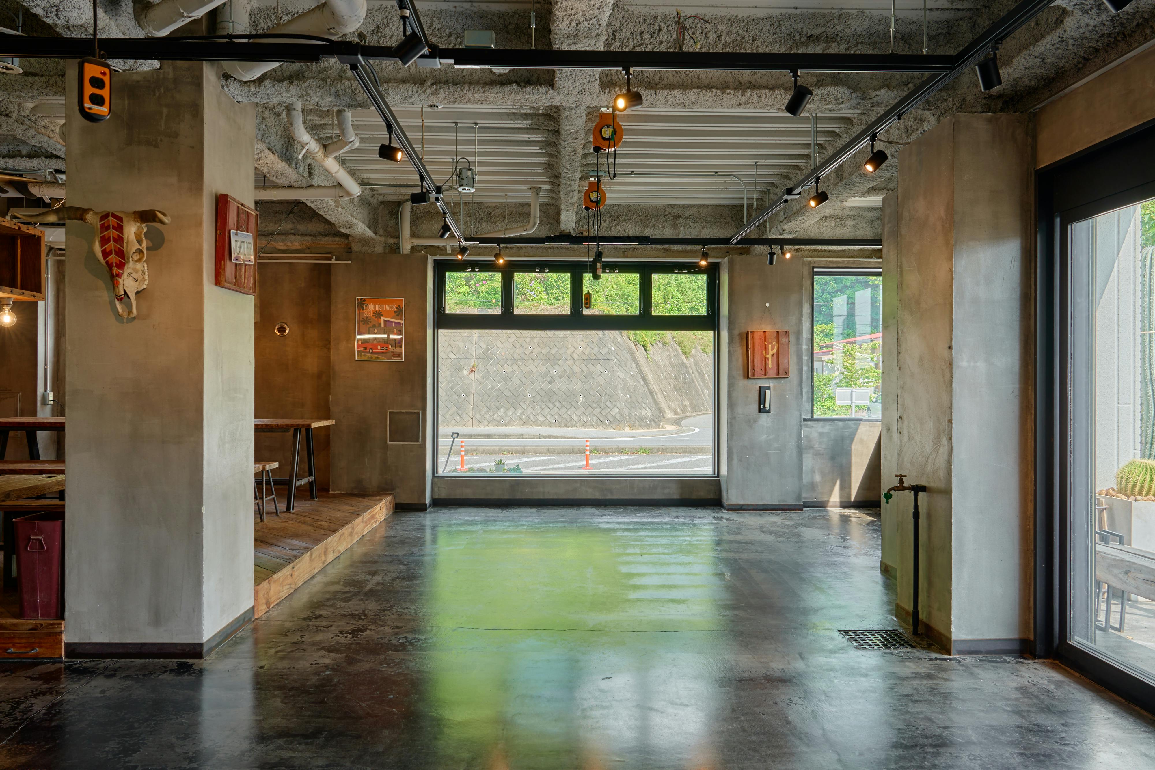 【木更津市】アパレル・アート系の展示会や撮影会等に最適なカリフォルニアインダストリアルスタイルが特徴なレンタルスペース