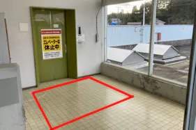 【ダイシン長命ヶ丘店】2F駐車場へのEVホール プロモーションや物販に最適なホームセンター内階段前の催事イベントスペース