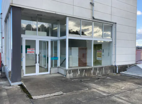 【ダイシン長命ヶ丘店】2F駐車場へのEVホール　プロモーションや物販に最適なホームセンター内階段前の催事イベントスペース