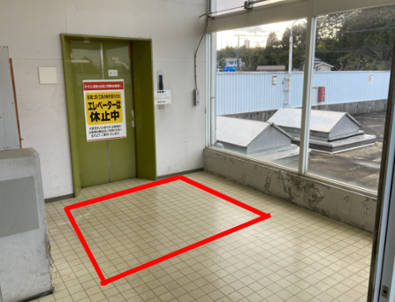 【ダイシン長命ヶ丘店】2F駐車場へのEVホール　プロモーションや物販に最適なホームセンター内階段前の催事イベントスペース