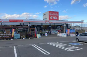 【ダイシン長命ヶ丘店】2F駐車場へのEVホール プロモーションや物販に最適なホームセンター内階段前の催事イベントスペース