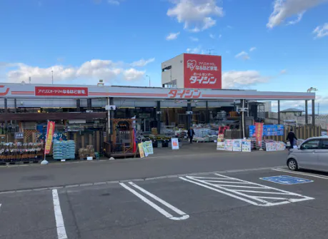 【ダイシン長命ヶ丘店】2F駐車場へのEVホール プロモーションや物販に最適なホームセンター内階段前の催事イベントスペース