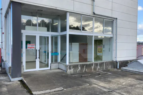 【ダイシン長命ヶ丘店】2F駐車場へのEVホール プロモーションや物販に最適なホームセンター内階段前の催事イベントスペース