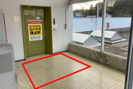 【ダイシン長命ヶ丘店】2F駐車場へのEVホール プロモーションや物販に最適なホームセンター内階段前の催事イベントスペース