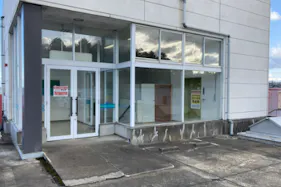 【ダイシン長命ヶ丘店】2F駐車場へのEVホール プロモーションや物販に最適なホームセンター内階段前の催事イベントスペース