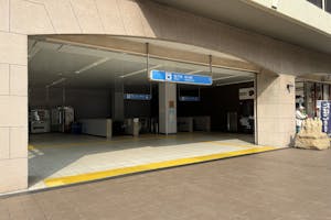 【横浜市営地下鉄ブルーライン中川駅】各種プロモーションやサンプリングに最適な改札外1階出口前のイベントスペース