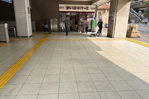 【横浜市営地下鉄ブルーライン中川駅】各種プロモーションやサンプリングに最適な改札外1階出口前のイベントスペース