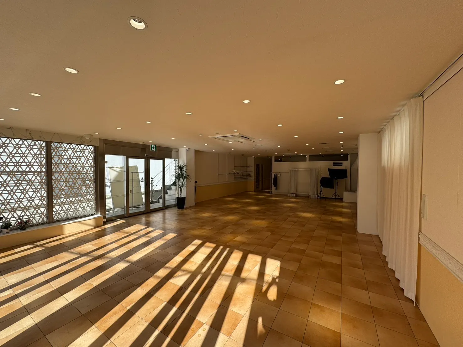 【表参道駅3分】アパレルの展示受注会におすすめ！セレクトショップ併設のミニマルな路面ギャラリー