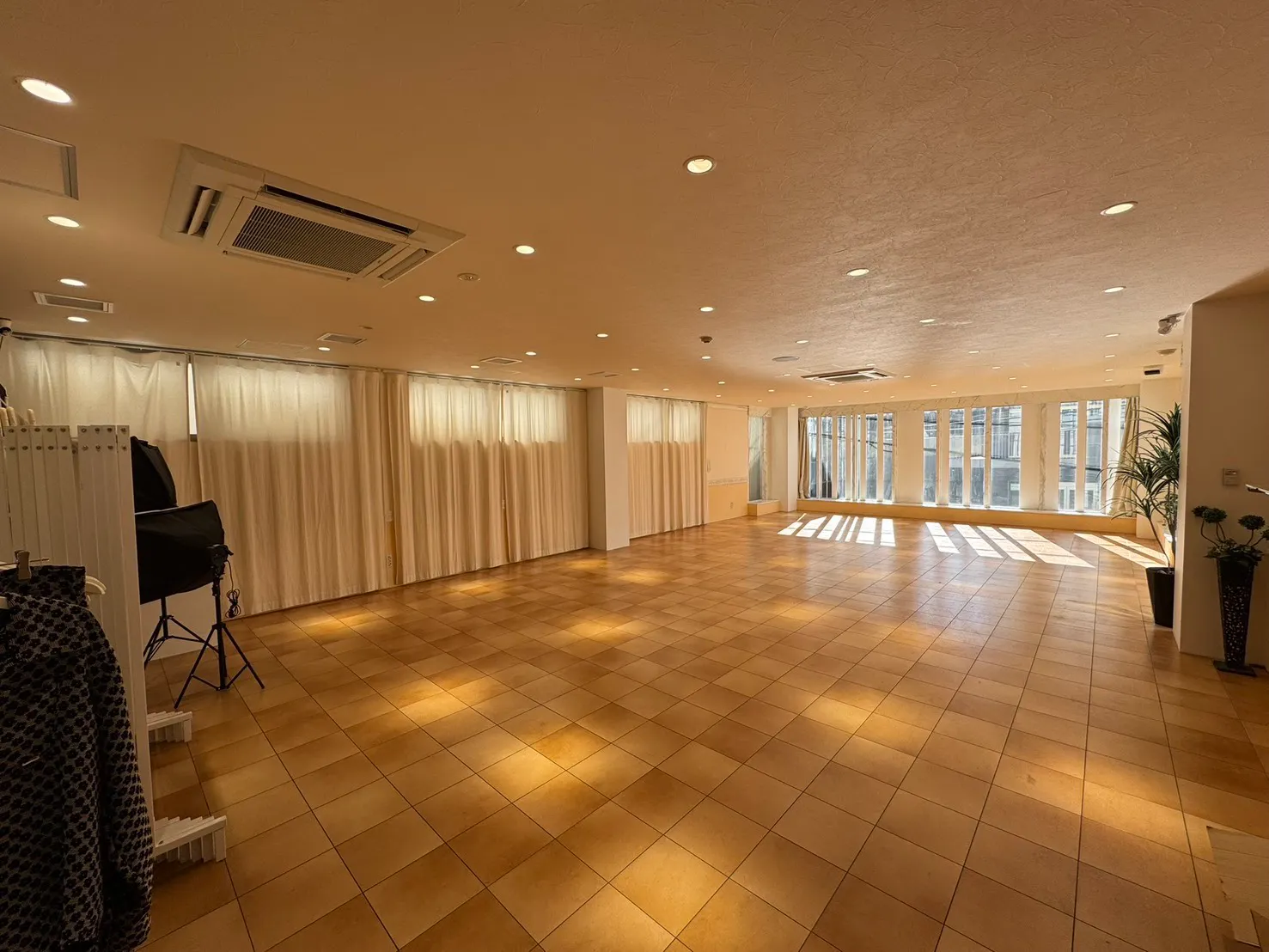 【表参道駅3分】アパレルの展示受注会におすすめ!セレクトショップ併設のミニマルな路面ギャラリー