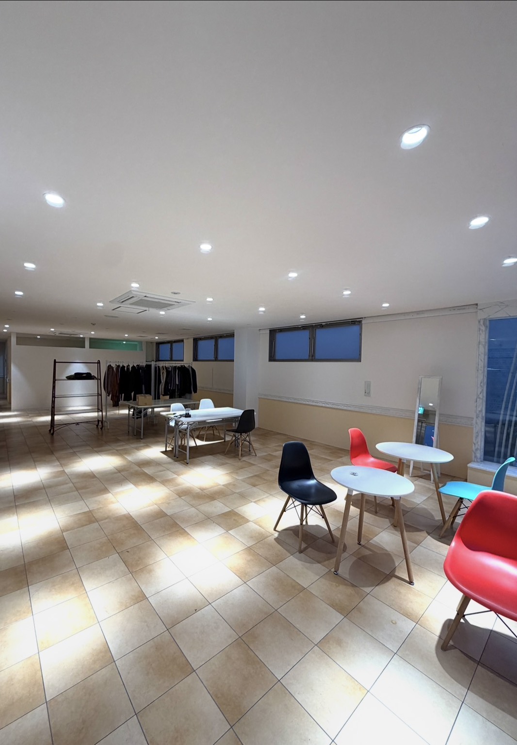 【表参道駅3分】アパレルの展示受注会におすすめ！セレクトショップ併設のミニマルな路面ギャラリー