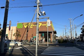 【マミーマート足立島根】プロモーションに利用可能な駐車場側風除室スペース