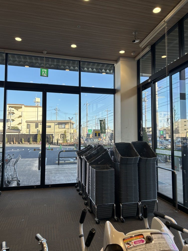 【マミーマート足立島根】プロモーションに利用可能な駐車場側風除室スペースの画像