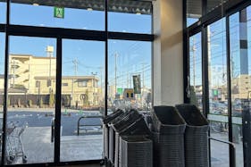 【マミーマート足立島根】プロモーションに利用可能な駐車場側風除室スペース