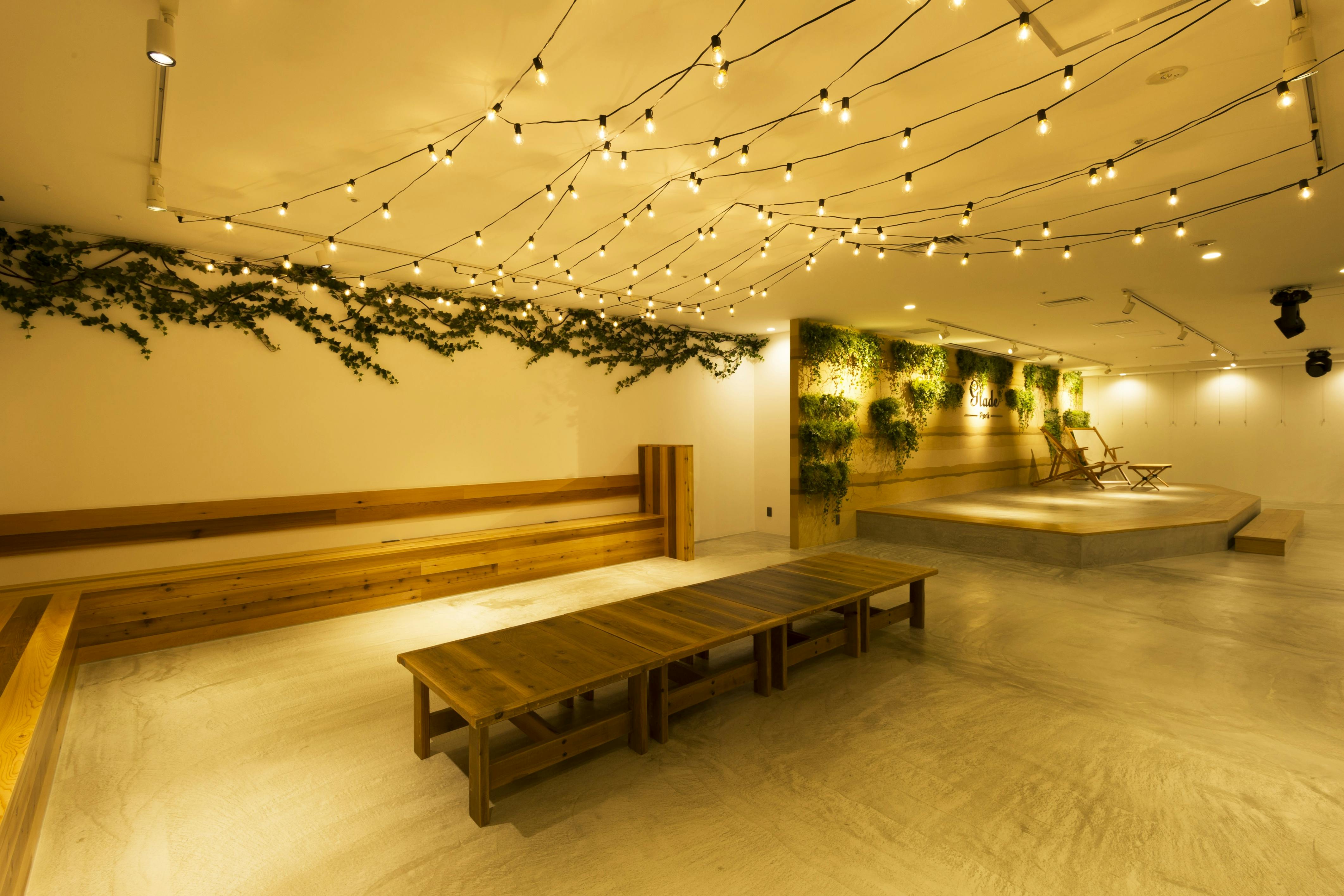 白を基調とした空間に木造の家具を設置した温かみのある空間です。