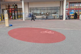 【クラスポ蒲郡】キッチンカーでの出店に最適な施設入口と駐車場の間にある屋外スペース/キッチンカー①