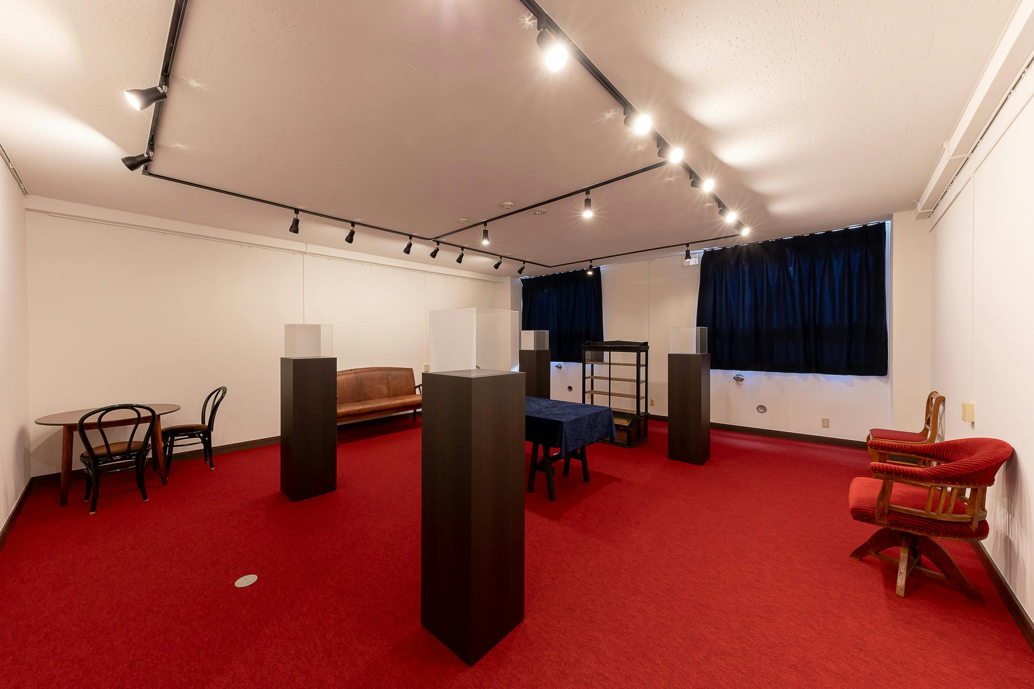 【札幌市中央区】アート系の展示会やポップアップストア等に最適な高級感のある赤のフロアが特徴的なギャラリースペース