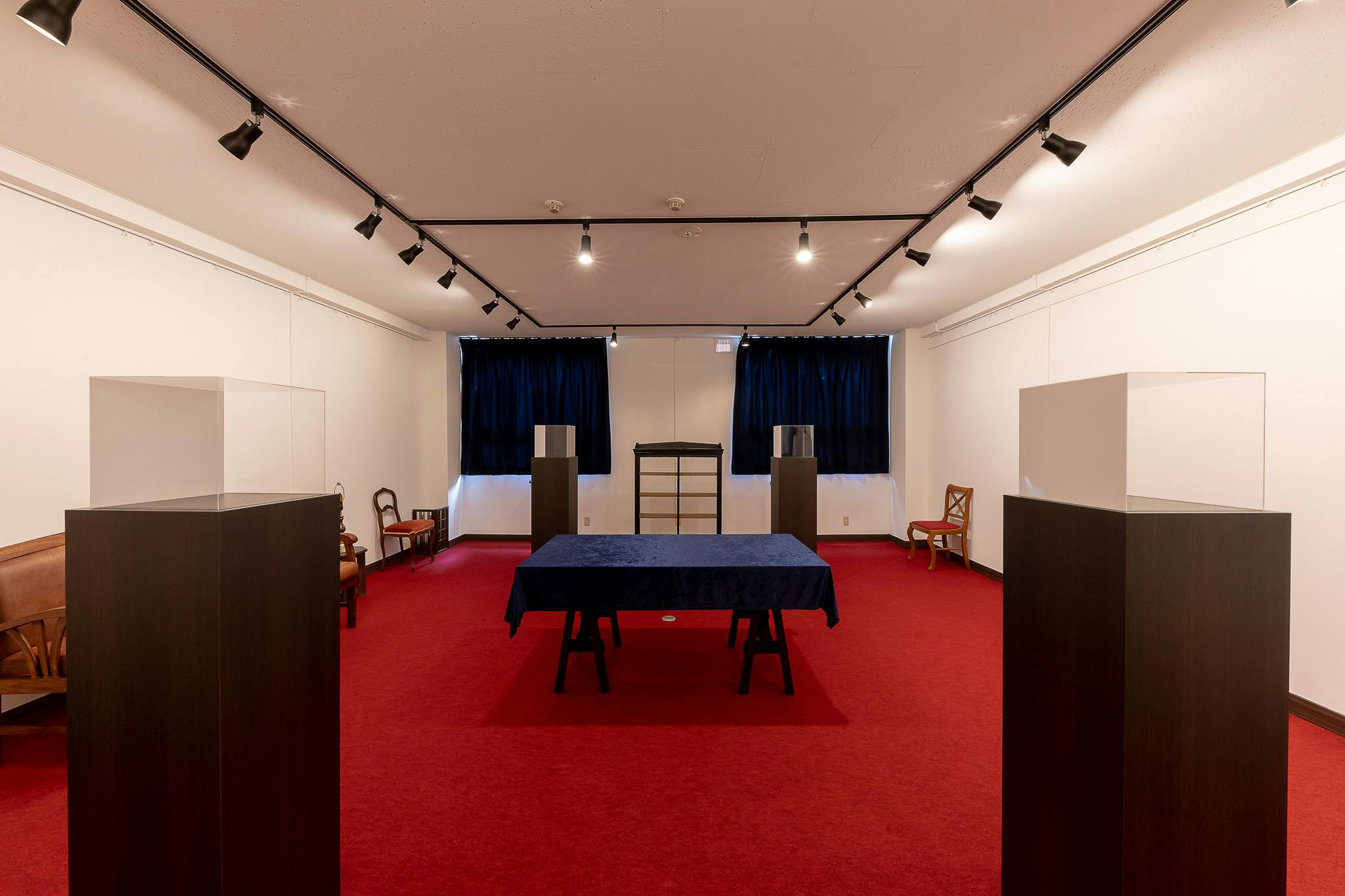 【札幌市中央区】アート系の展示会やポップアップストア等に最適な高級感のある赤のフロアが特徴的なギャラリースペース