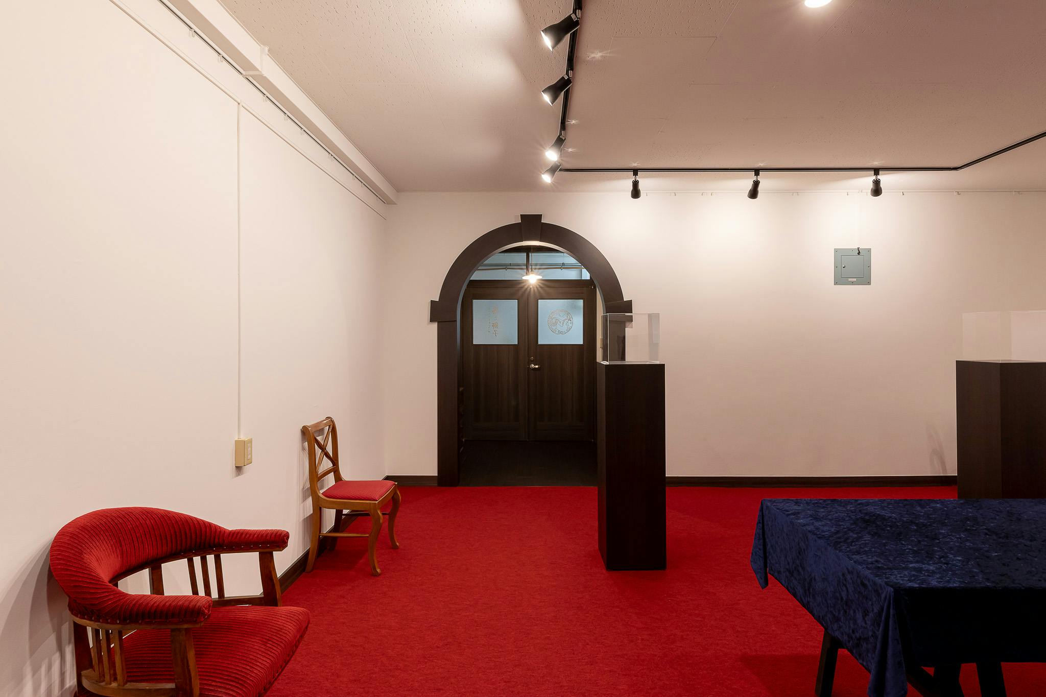 【札幌市中央区】アート系の展示会やポップアップストア等に最適な高級感のある赤のフロアが特徴的なギャラリースペース