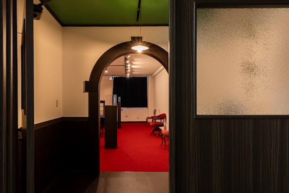 【札幌市中央区】アート系の展示会やポップアップストア等に最適な高級感のある赤のフロアが特徴的なギャラリースペース