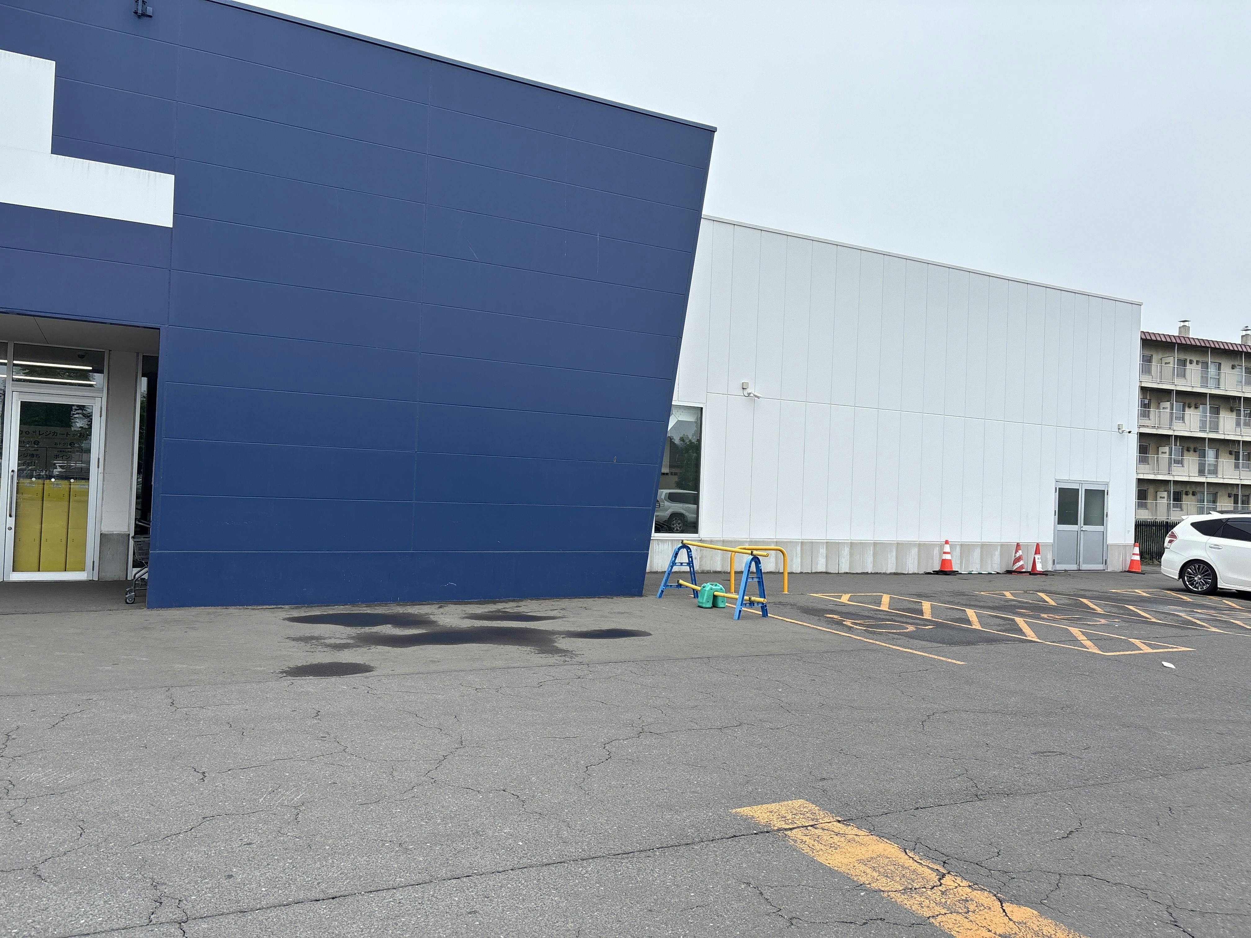 【スーパーセンタートライアル釧路川端店】キッチンカー出店限定/屋外　Ⓐキッチンカースペース【入口正面右側】の画像