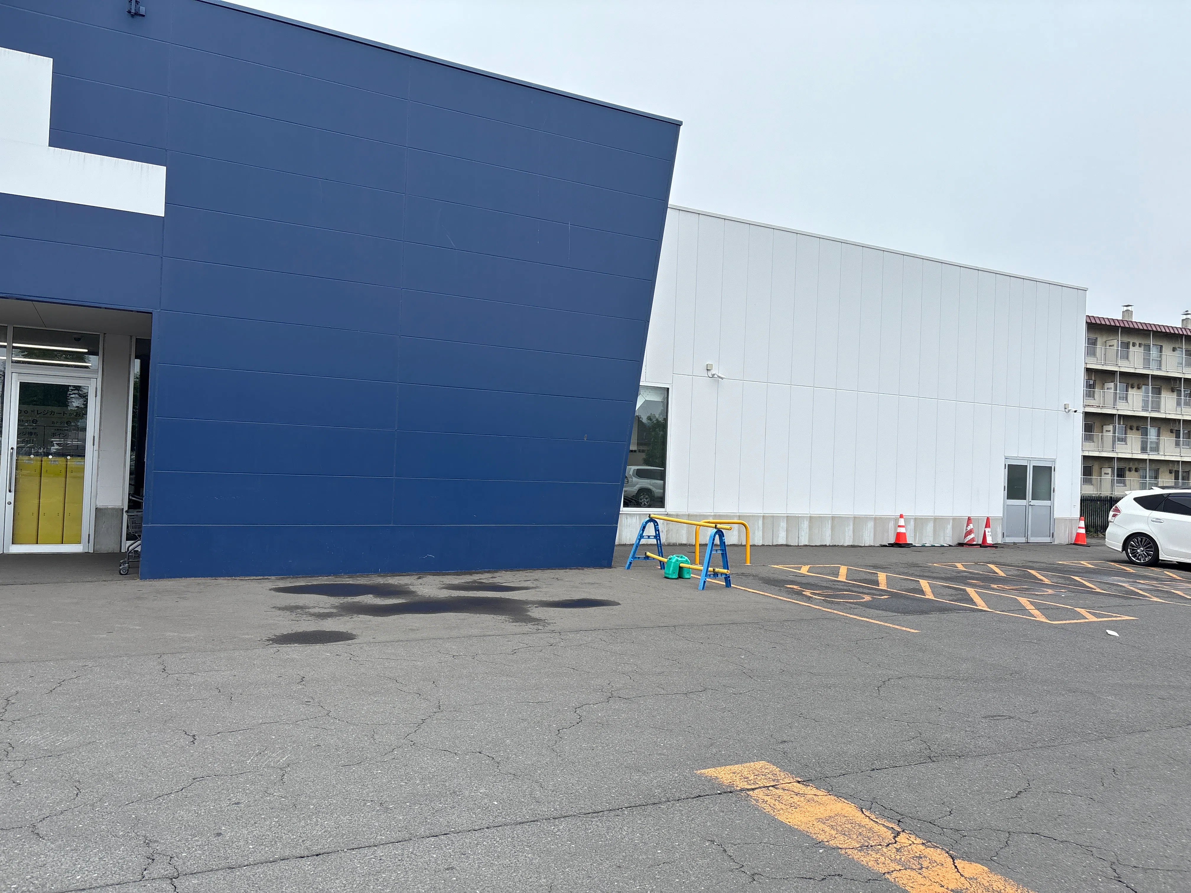 【スーパーセンタートライアル釧路川端店】キッチンカー出店限定/屋外　Ⓐキッチンカースペース【入口正面右側】