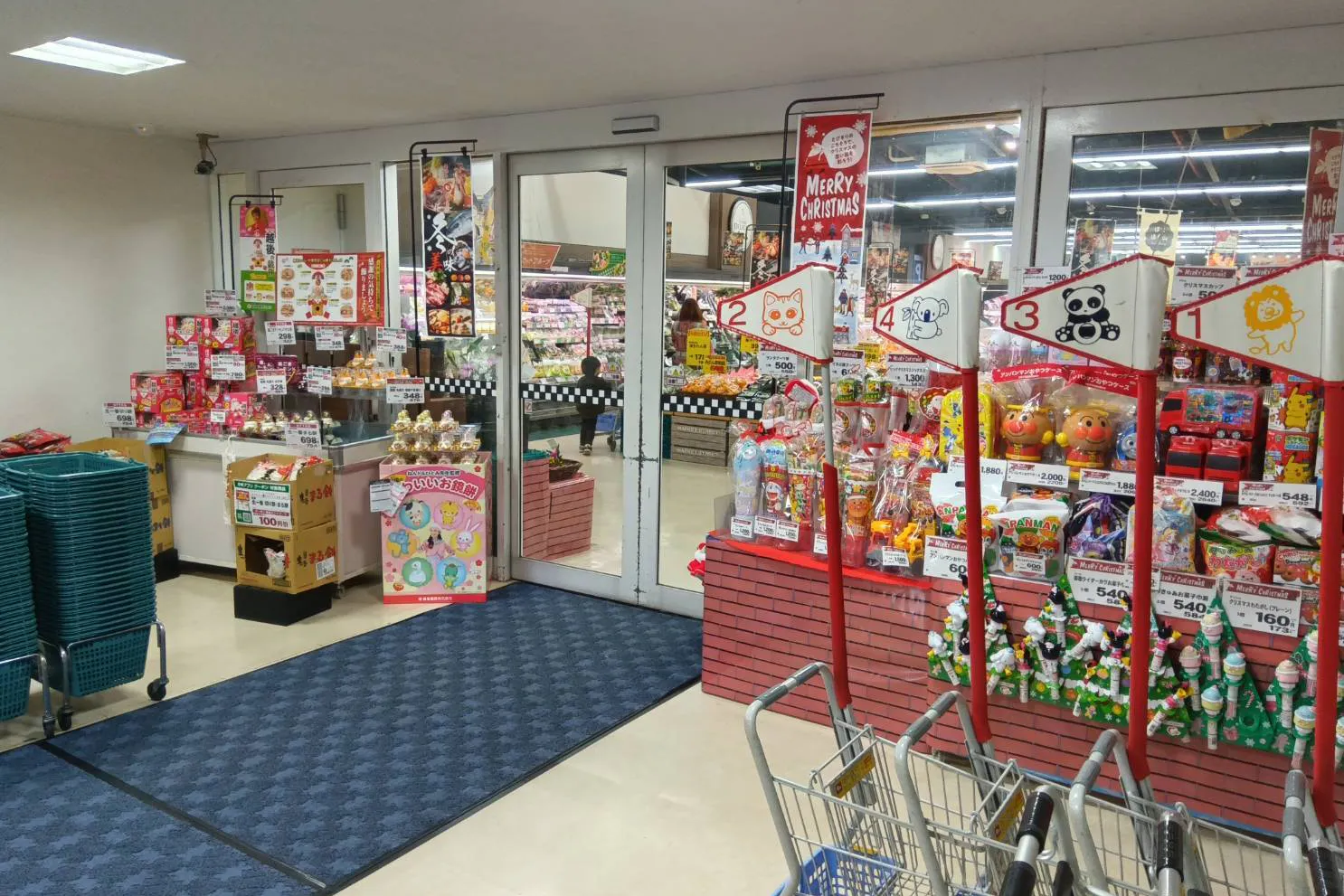 【ユアーズ瀬野川店】物販やプロモーションに利用可能な風除室スペース