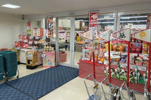 【ユアーズ瀬野川店】物販やプロモーションに利用可能な風除室スペース