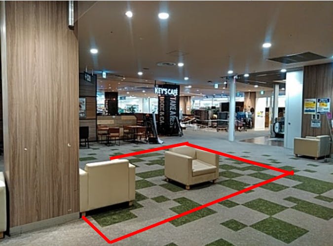 エスカレーターから昇ってすぐのスペースです。