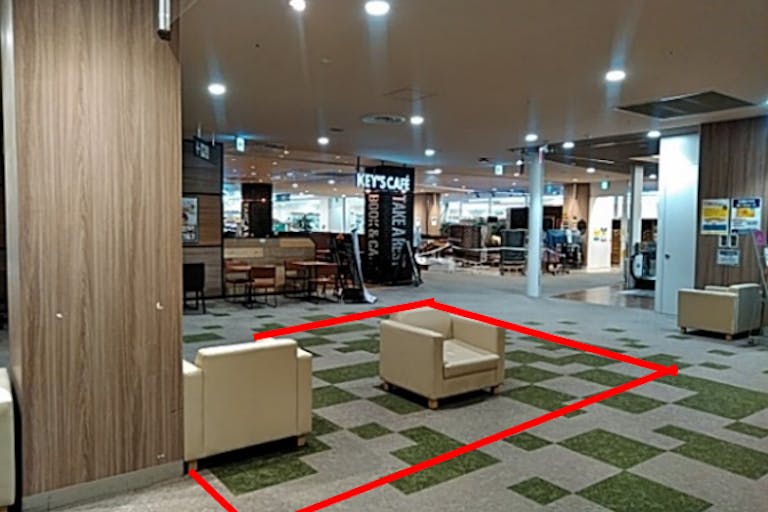 エスカレーターから昇ってすぐのスペースです。