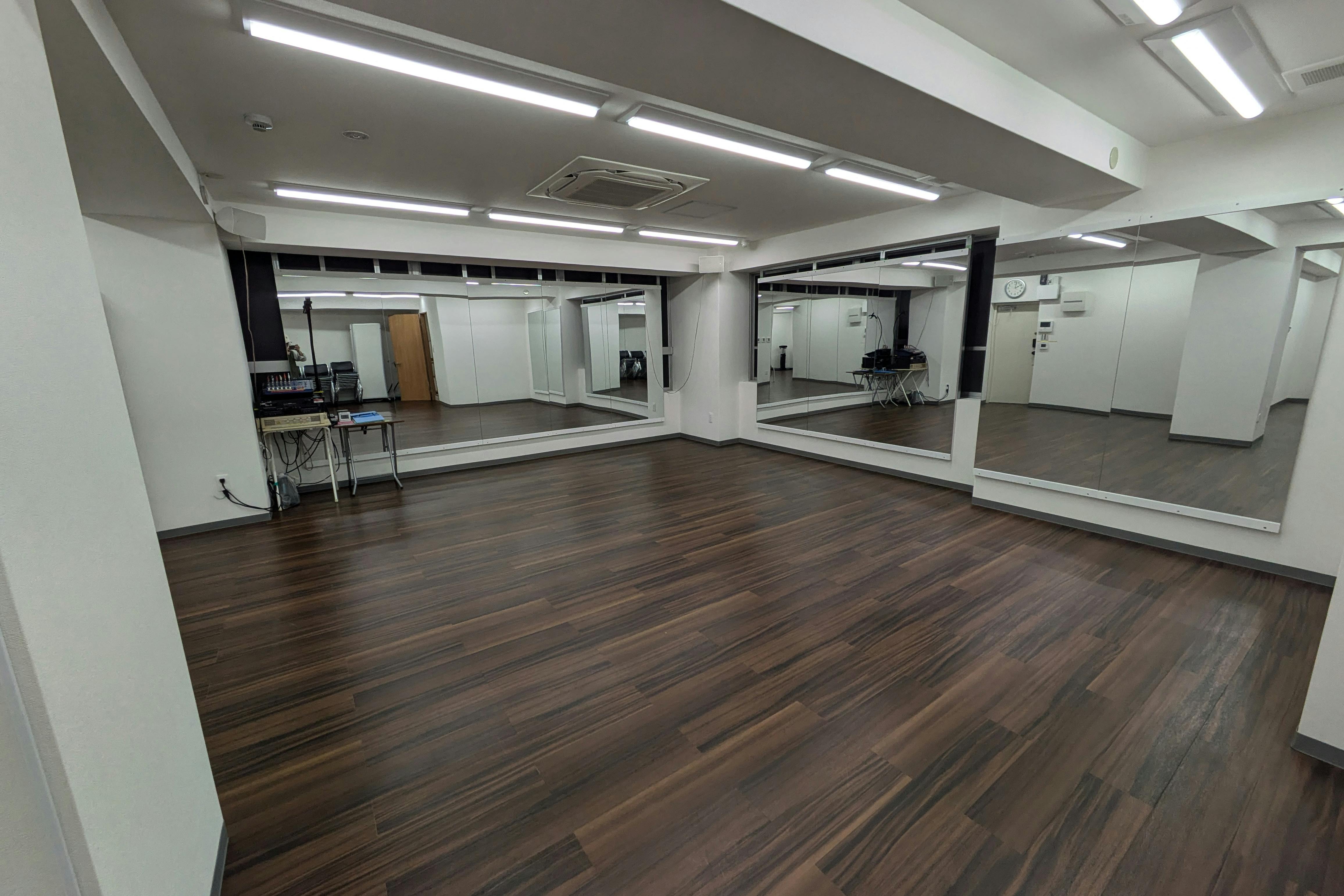 【西日暮里駅1分】各種展示会利用やワークショップ、スクール運営等に適した可能な駅近でシンプルなレンタルスペース