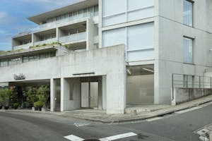 【表参道駅4分】PRイベント・展示会・撮影に最適なコンクリートとガラス基調のハイセンスな路面スペース