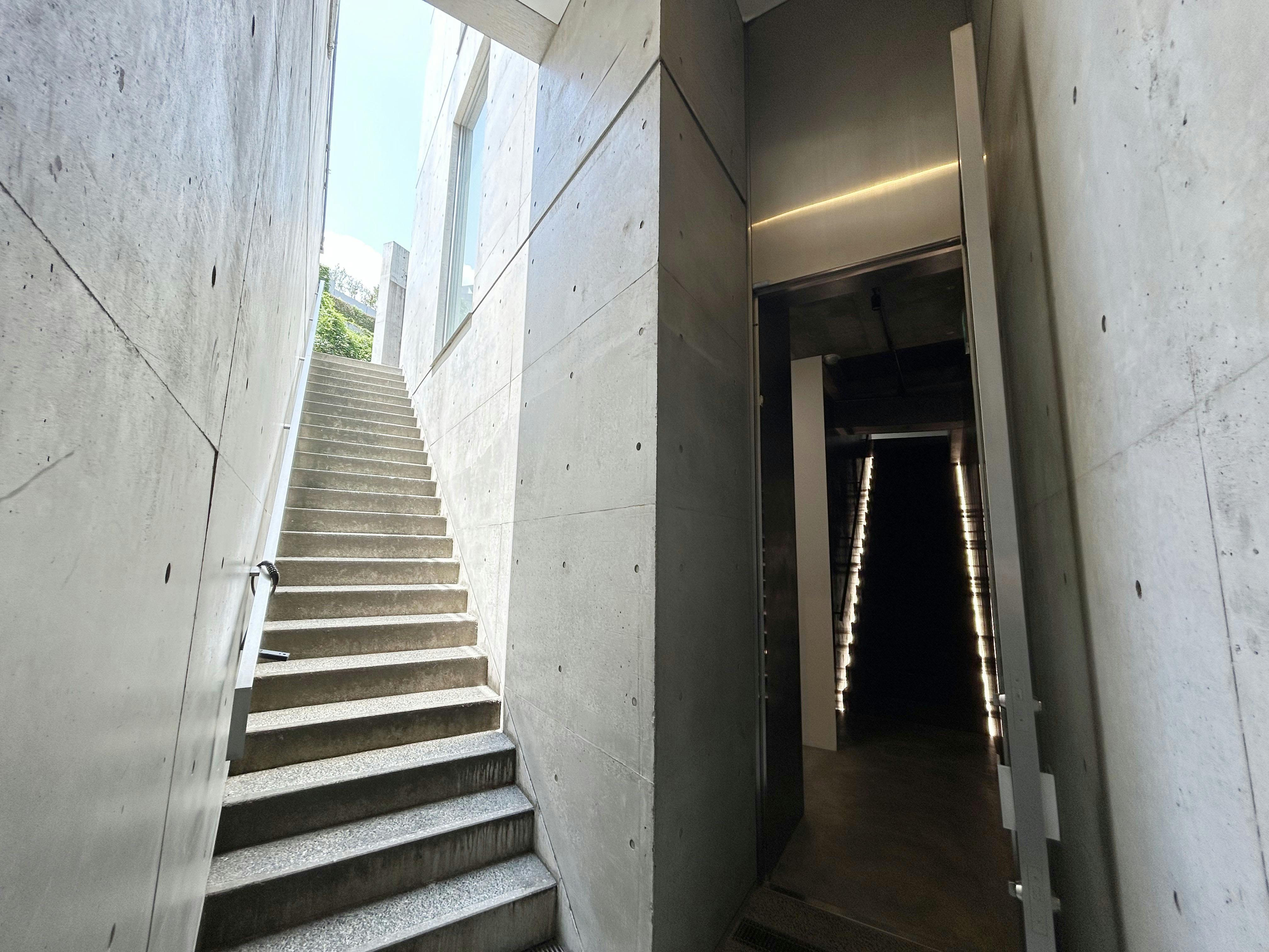 【表参道駅】レンタルスペースの内観(外階段)