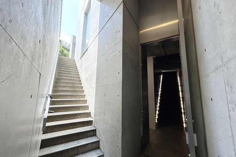 【表参道駅】レンタルスペースの内観(外階段)