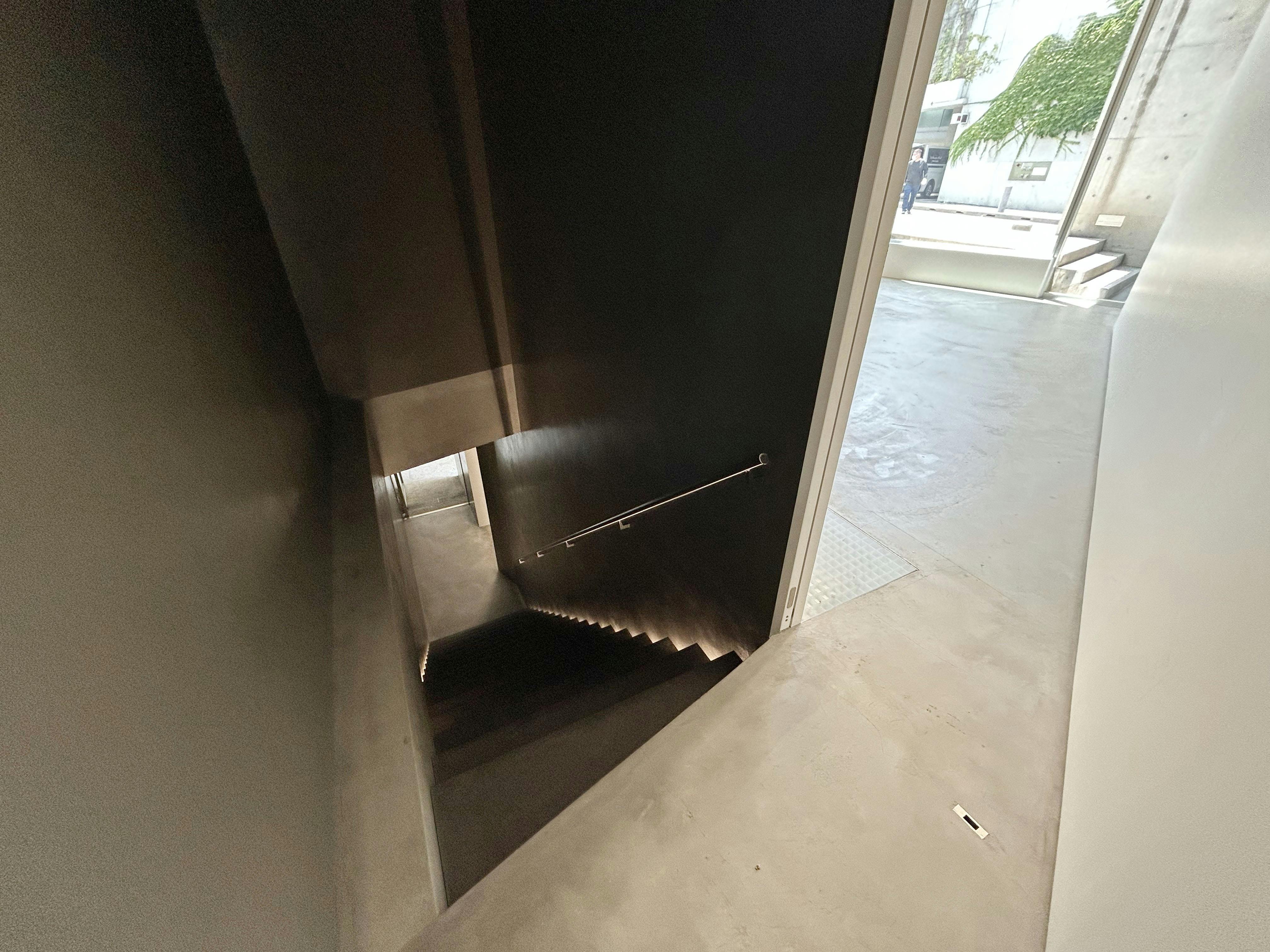 【表参道駅】レンタルスペースの内観1(階段)