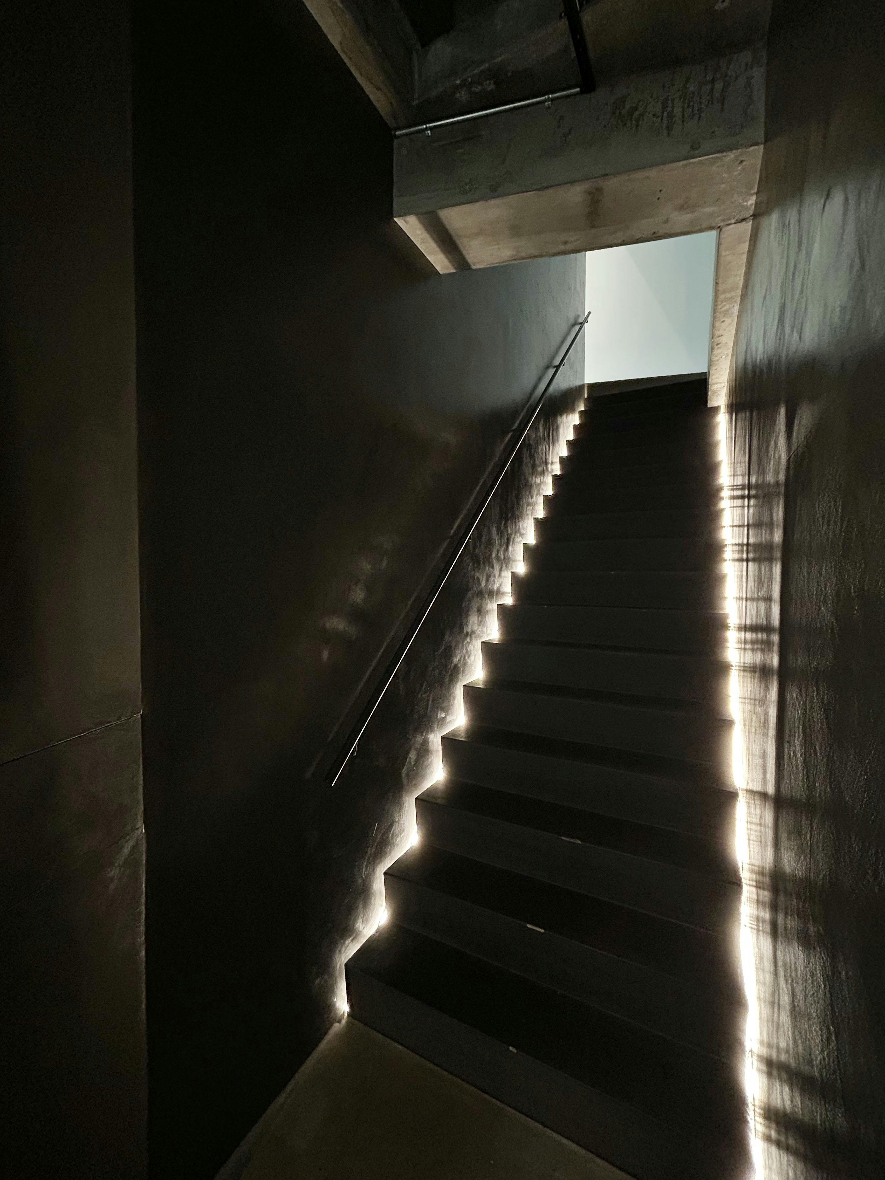 【表参道駅】レンタルスペースの内観2(階段)