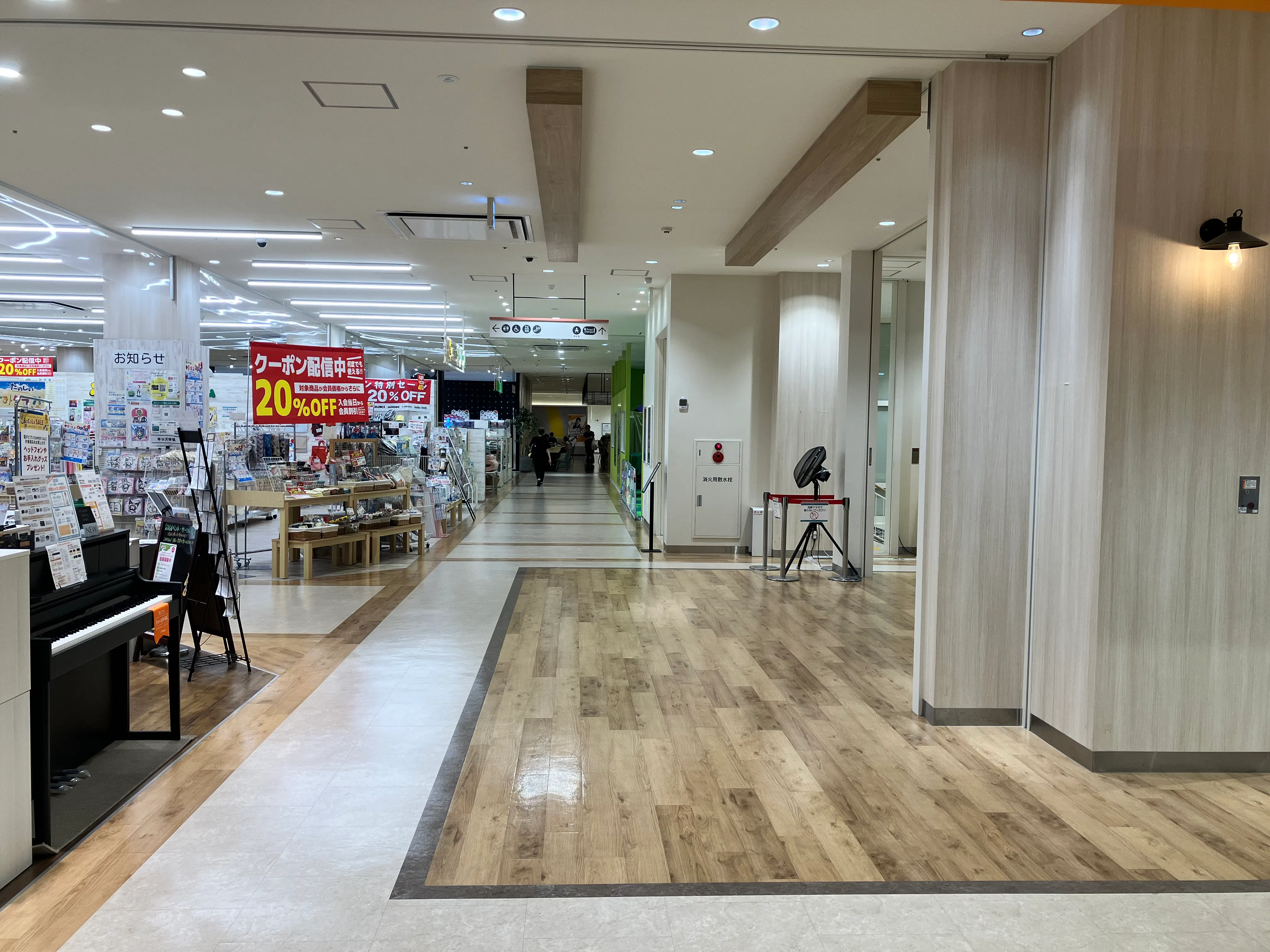 【SOCOLA南行徳】2階中央エスカレーター前 物販、食物販のポップアップストアや販促プロモーションに最適な催事イベントスペース