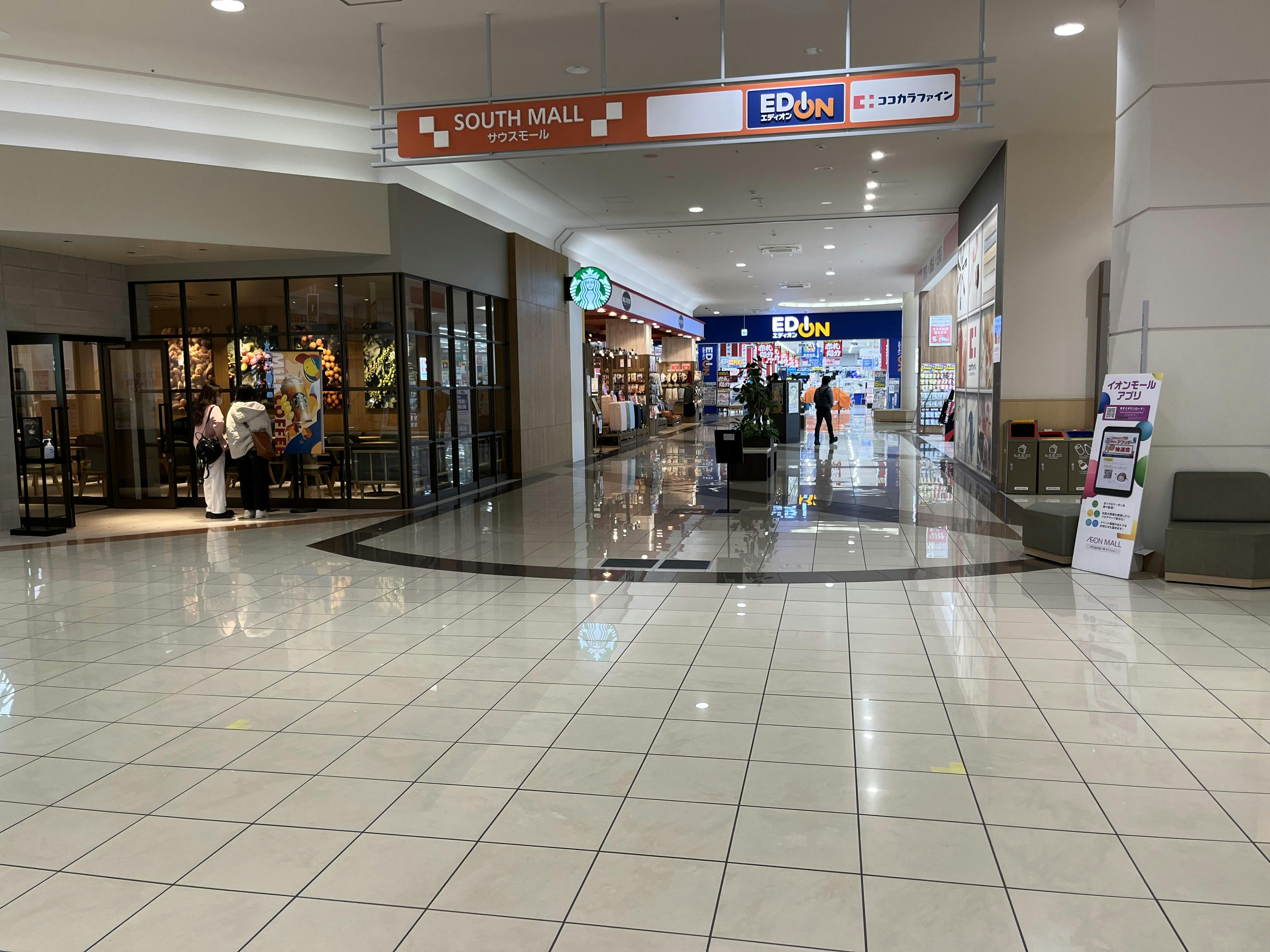 【イオンモール新居浜】『1F 催事スペースＢ』ｰ「サウスコート」前の適度な通行量スペース！カフェやドラッグストアに囲まれた展示PRに最適な場所ですの画像