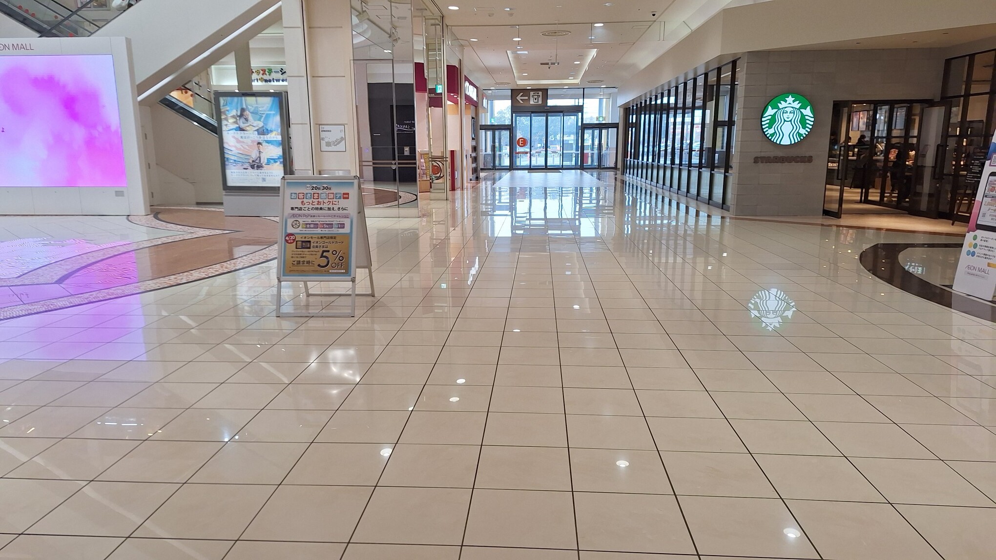 【イオンモール新居浜】『1F 催事スペースＢ』ｰ「サウスコート」前の適度な通行量スペース！カフェやドラッグストアに囲まれた展示PRに最適な場所です