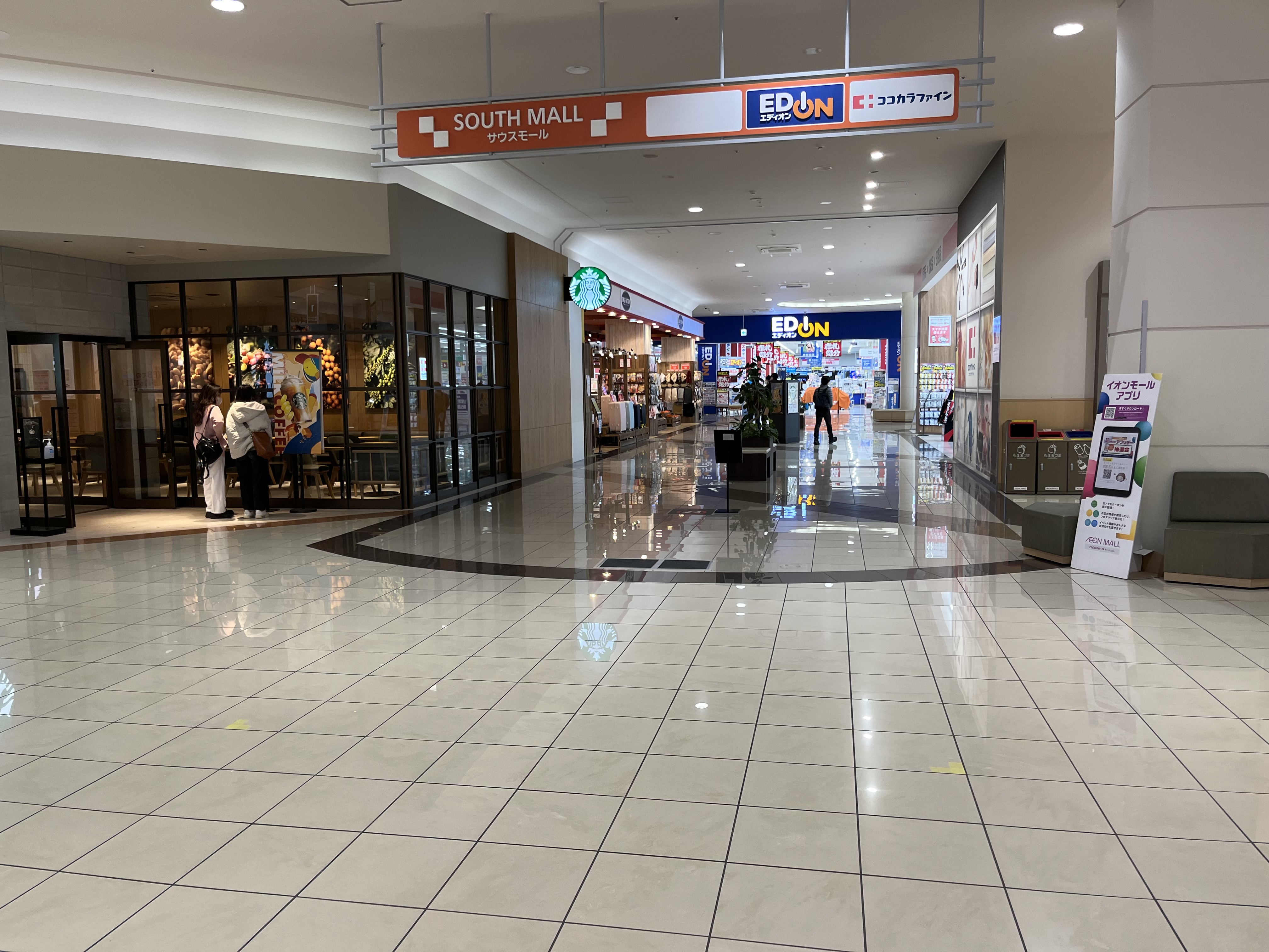 【イオンモール新居浜】『1F 催事スペースＢ』ｰ「サウスコート」前の適度な通行量スペース！カフェやドラッグストアに囲まれた展示PRに最適な場所です