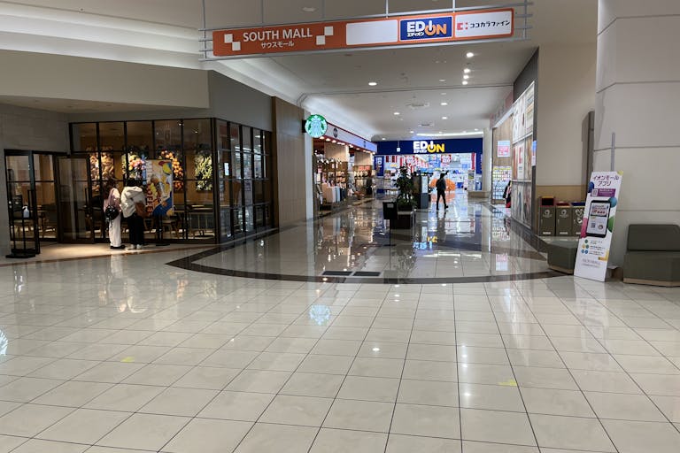 【イオンモール新居浜】『1F 催事スペースB』ー「サウスコート」前の適度な通行量スペース!カフェやドラッグストアに囲まれた展示PRに最適な場所ですの画像2