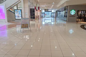 【イオンモール新居浜】『1F 催事スペースB』ー「サウスコート」前の適度な通行量スペース!カフェやドラッグストアに囲まれた展示PRに最適な場所です