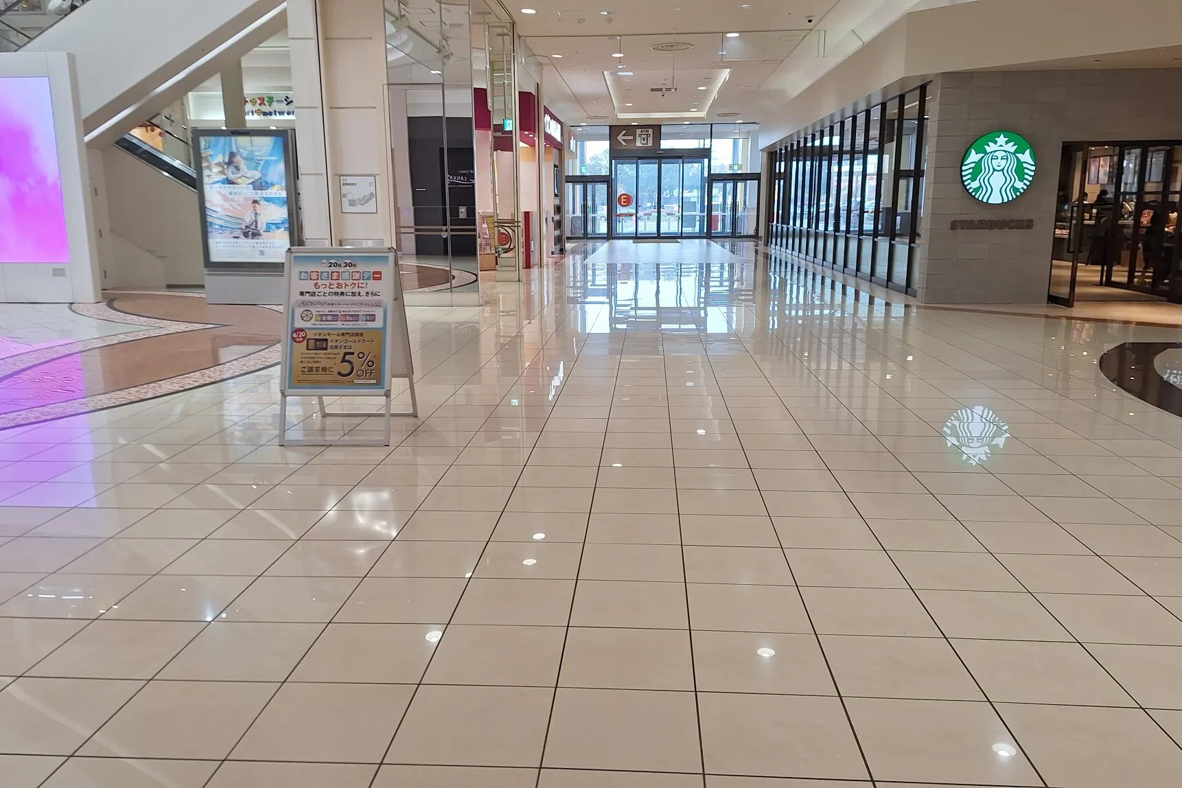 【イオンモール新居浜】『1F 催事スペースB』ー「サウスコート」前の適度な通行量スペース!カフェやドラッグストアに囲まれた展示PRに最適な場所です