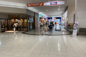 【イオンモール新居浜】『1F 催事スペースB』ー「サウスコート」前の適度な通行量スペース!カフェやドラッグストアに囲まれた展示PRに最適な場所です