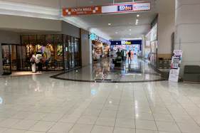 【イオンモール新居浜】『1F 催事スペースB』ー「サウスコート」前の適度な通行量スペース!カフェやドラッグストアに囲まれた展示PRに最適な場所です